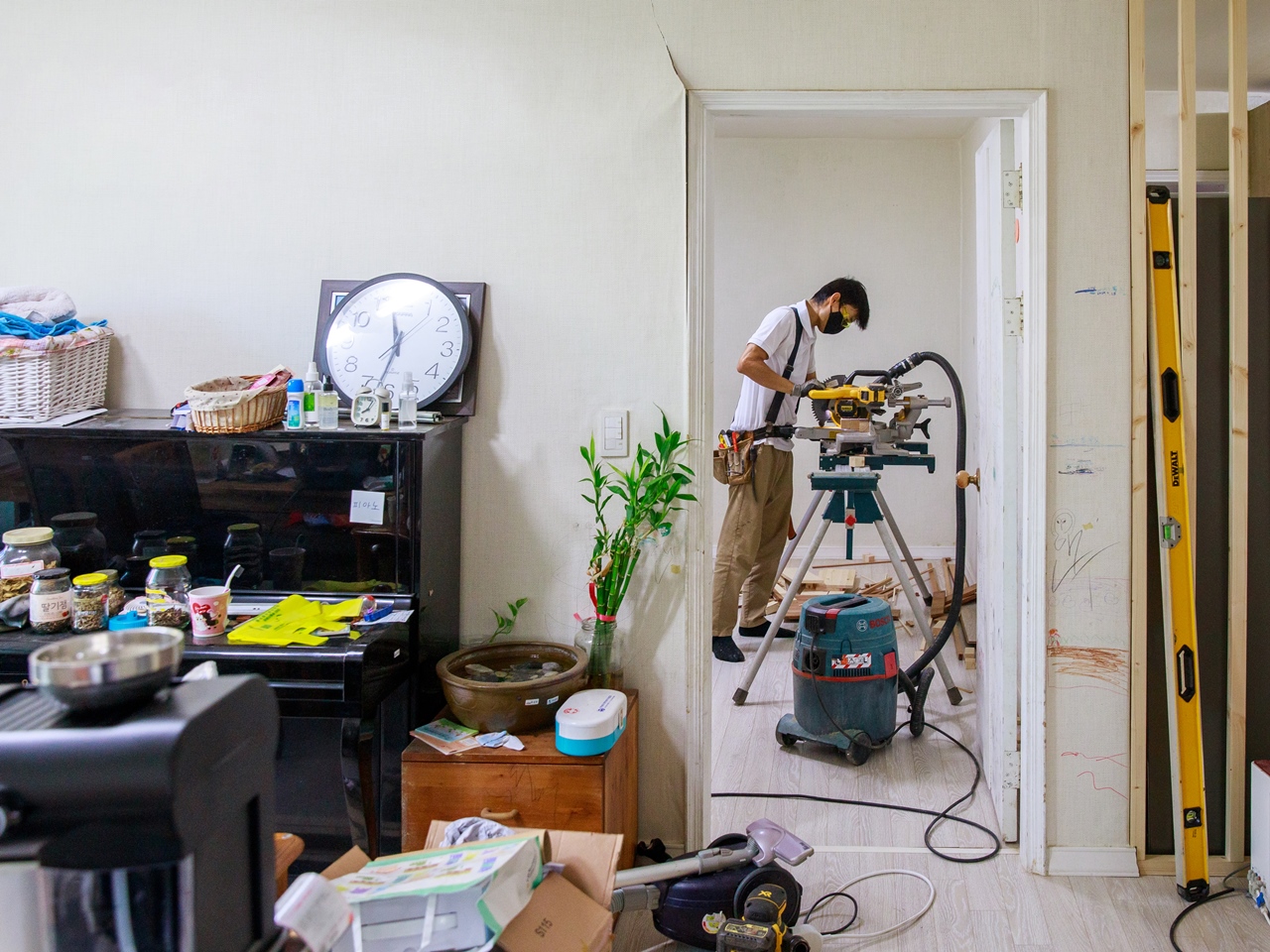 박 소장이 실내 인테리어 작업을 하고 있다. 그는 집의 ‘평수’로 작업의 값을 매기지 않는다. 자재와 사람이 먼저다. [사진=오상민 작가]