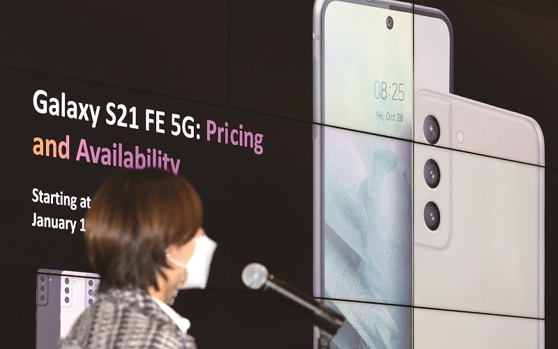 삼성전자와 애플이 5G 중저가폰을 출시할 계획을 세우고 있다.[사진=뉴시스]