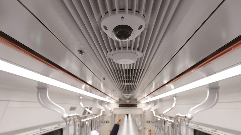 서울교통공사가 운용하는 1~9호선 지하철 객차에 달린 CCTV가 무용지물이라는 비판이 일고 있다.[사진=뉴시스] 