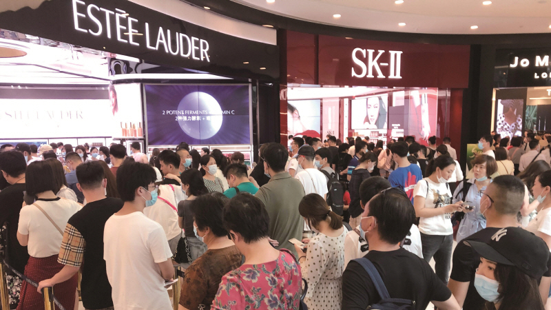 중국의 소비 수준이 높아지면서, 명품 화장품 브랜들 찾는 소비자가 증가하고 있다.[사진=연합뉴스]