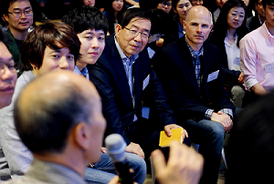 박원순 서울시장이 지난해 5월 개최된 '서울앱토크 콘서트'에서 개발자의 이야기를 듣고 있다. [사진=뉴시스]