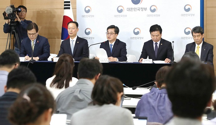 지난 10일 열린 산업경쟁력강화 관계장관회의에서 한국GM 경영 회생 방안이 최종 확정됐다.[사진=뉴시스]