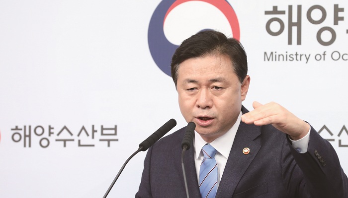김영춘 해수부 장관은 “공기업에 투입된 공적자금을 회수하기 위해 해당 기업을 우선 지원해야 한다”는 입장을 밝혔다.[사진=뉴시스]