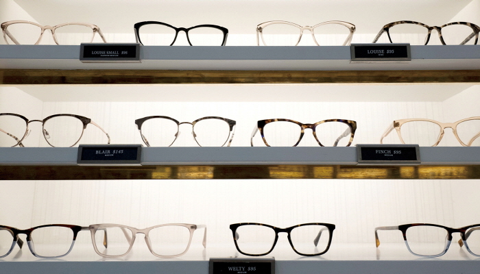 온라인 안경업체 와비파커는 오프라인에서 체험의 기회를 제공, 혁신기업으로 주목받고 있다.[사진=뉴시스]