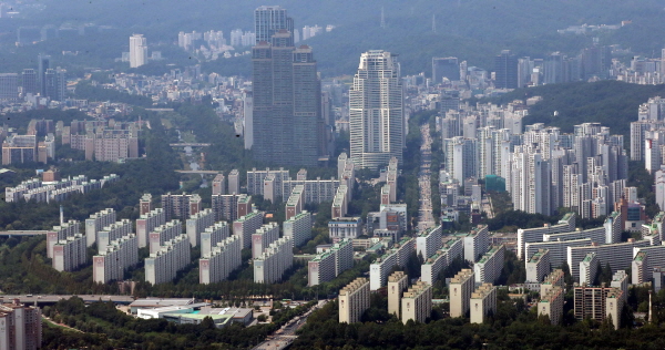 8·2 부동산 대책이 시행된 지 1년이 지났지만 서울 집값 상승세는 여전하다.[사진=뉴시스]