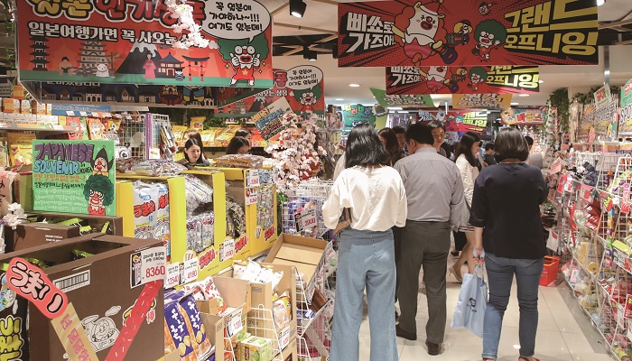 신세계그룹이 일본의 잡화점 돈키호테를 벤치마킹한 삐에로쑈핑을 출점했다.[사진=뉴시스]