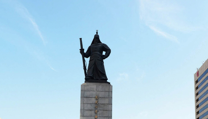 광화문광장에 서있는 이순신 장군 동상의 높이는 17m에 이른다. [사진=뉴시스]