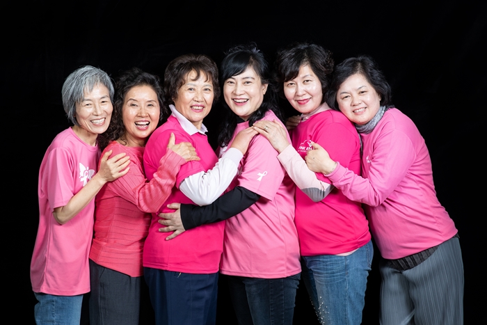 ‘유방암 환우들의 모임’ 비너스회 회원들은 가족처럼 지낸다. 역설적이지만 아름다운 동변상련이다. [사진=오상민 작가]