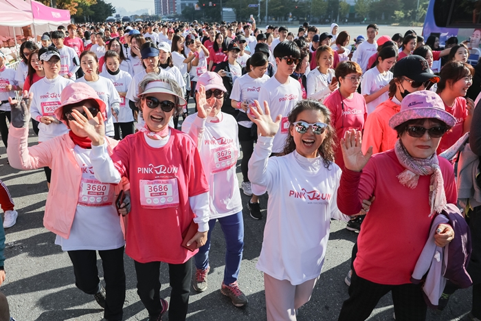 2018 핑크런 서울 마라톤에 참가한 유경희 회장과 비너스회 회원들. [사진=오상민 작가]