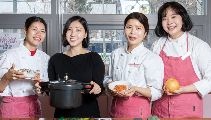 우희현 대표와 홍티검로안(맨 왼쪽)ㆍ보띠미띵ㆍ쩐티홍느안(맨 오른쪽) 베트남 요리 선생님들.[사진=천막사진관]