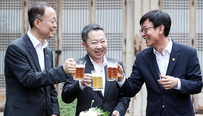 김상조 공정거래위원장(맨 오른쪽)은 취임 후 “재벌개혁을 서두르지 않겠다”고 했다.[사진=연합뉴스]