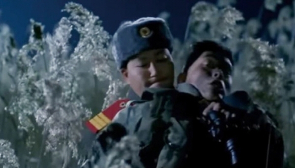영화 속 남한군 병사 이수혁과 남성식은 북한군 초소를 동네 마실 가듯 드나든다. [사진=더스쿠프 포토]