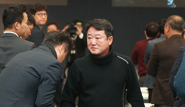 이웅열 전 코오롱그룹 회장이 차명주식을 보유한 사실을 숨긴 혐의로 재판에 넘겨졌다. [사진=뉴시스]