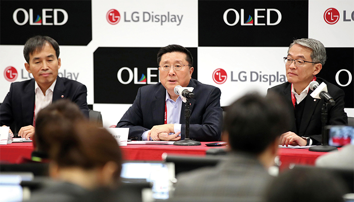 LG디스플레이가 2월 27일 삼성전자 QLED TV를 공격하는 기술설명회를 개최했다. 사진 가운데가 한상범 LGD 부회장.[사진=뉴시스]