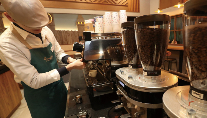 국내 커피 브랜드들이 줄줄이 커피값을 인상했다.[사진=연합뉴스]