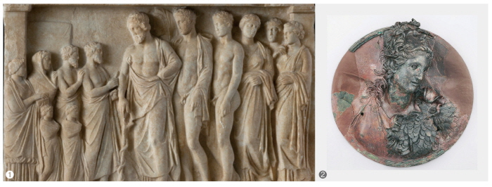 ❶아스클레피오스와 가족을 묘사한 부조, 기원전 400~305년, 53×74㎝, 대리석, 아테네 국립고고학박물관 소장 ❷아테나(머리에 메두사가 묘사된) 마차의 장식품, 기원전 2세기, 지름 27.2㎝, 테살로니키 고고학박물관 소장