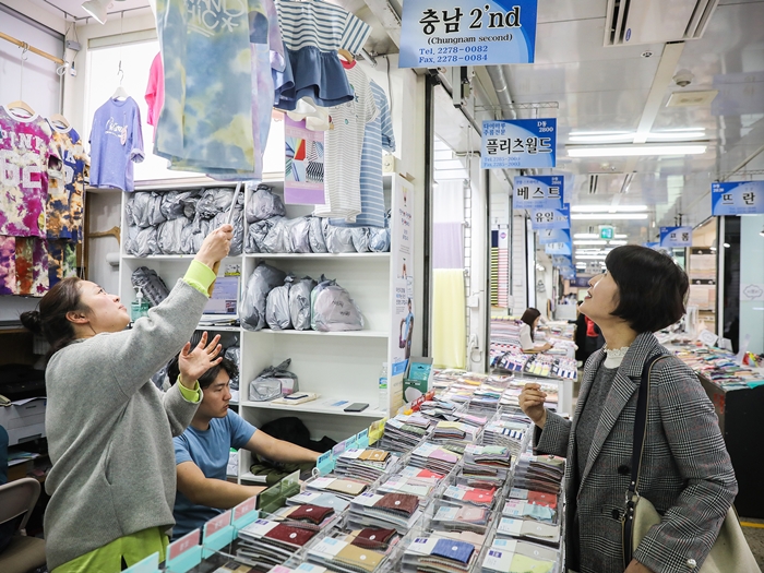 박주현 대표는 새 원단을 시장에서 찾는다. 봄·여름시즌을 맞아 원단을 보고 있는 박 대표.[사진=오상민 작가]