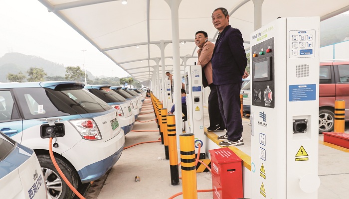 전기차의 부품 수는 내연차의 절반 수준이다. 사진은 중국의 공공 전기충전소.[사진=뉴시스]
