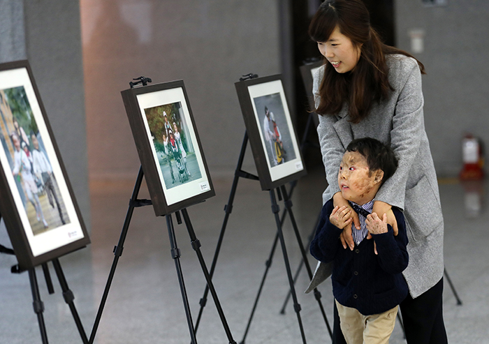 지난 11월 14일 서울 여의도 국회의원회관 2층 로비에서 열린 ‘층판상어린선의 인식 개선을 위한 사진전’. 쑥쑥이 엄마가 용기를 내지 않았다면 이 사진전은 열리지 않았을 거다. [사진=오상민 작가]