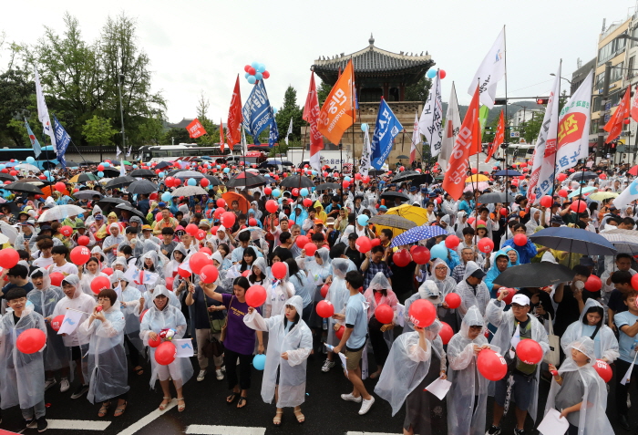 지난 15일 8·15민족통일대회·평화손잡기 행사를 마친 참가자들이 일본대사관 방향으로 행진을 하며 구호를 외치고 있다.[사진=뉴시스]