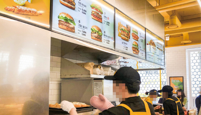 신세계푸드가 햄버거 브랜드 ‘버거플랜트’를 ‘노브랜드 버거’로 새롭게 론칭했다.[사진=더스쿠프 포토]