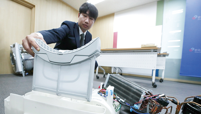 한국소비자원에 따르면 LG건조기의 콘덴서 자동세척 기능은 응축수가 모자랄 땐 제대로 작동하지 않았다.[사진=연합뉴스]