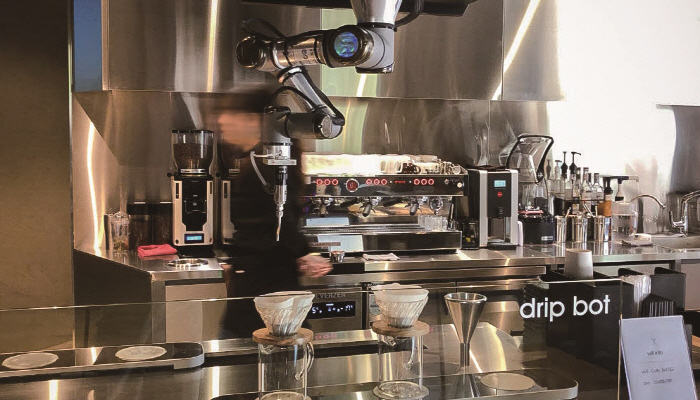 로봇 바리스타가 커피를 내려주는 매장이 속속 생겨나고 있다.[사진=더스쿠프 포토]
