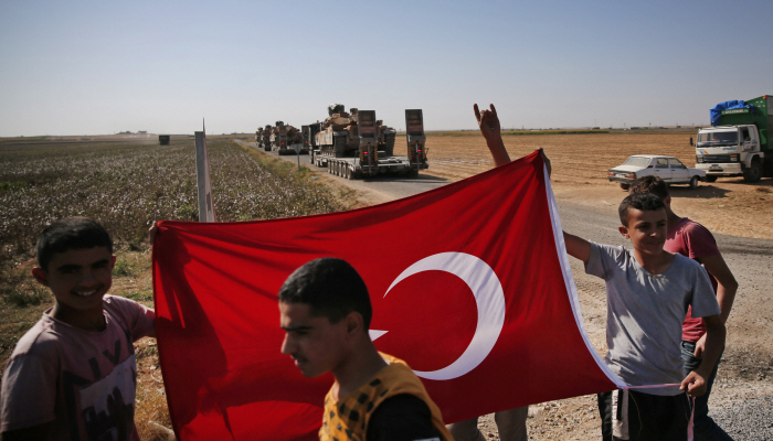 미국 정부가 터키의 시리아 북동부 쿠르드 장악 지역의 공격을 두고 경제 제재를 가할 계획이다.[사진=뉴시스]