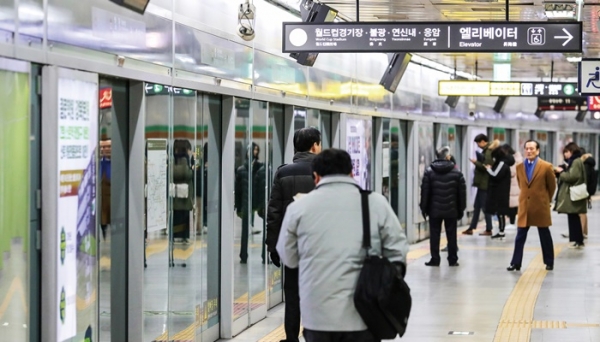 서울교통공사는 2013년 시작한 유휴공간 임대사업과 관련한 논란을 정리하지 못한 상태다.[사진=뉴시스]
