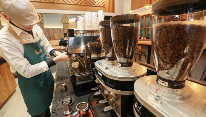 커피전문점 경쟁이 치열하지만 창업에 뛰어드는 이들은 줄지 않고 있다.[사진=연합뉴스]