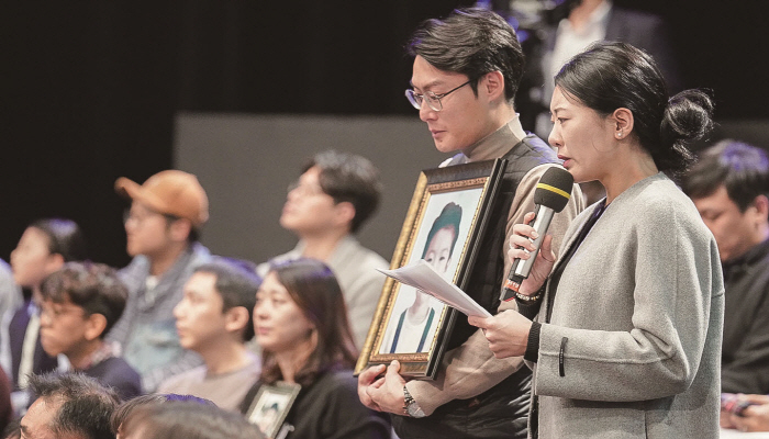 고故 김민식군의 어머니 박초희씨는 지난 11월 문재인 대통령의 ‘국민과의 대화’에 참석해 눈물로 호소했다.[사진=연합뉴스]