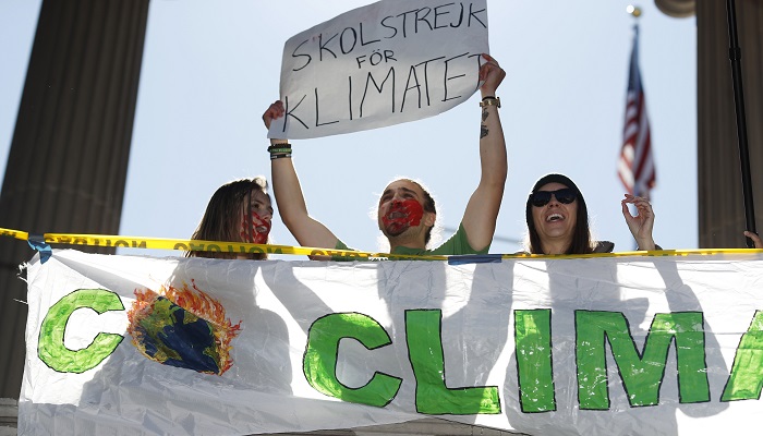 미국 콜로라도에서 열린 기후 행동 모임에서 활동가들이 구호를 외치고 있다.[사진=뉴시스]