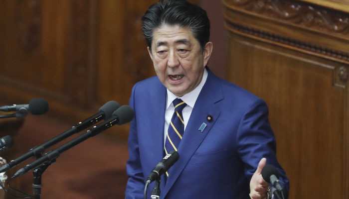 코로나19 사태 이후 아베 신조 일본 총리의 지지율이 30%대로 급락했다.[사진=뉴시스]