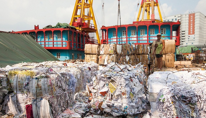 지구촌 쓰레기를 대량으로 사들이던 중국이 폐플라스틱과 폐지 등의 수입을 중단하겠다고 선언했다.[사진=연합뉴스]
