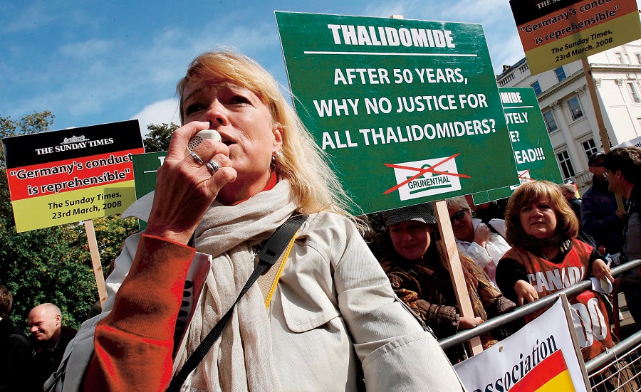 미국 FDA의 켈시 박사는 철저한 의약품 심사를 통해 탈리도마이드 부작용 피해를 막아냈다. 사진은 탈리도마이드 피해자들의 시위 모습.[사진=연합뉴스]