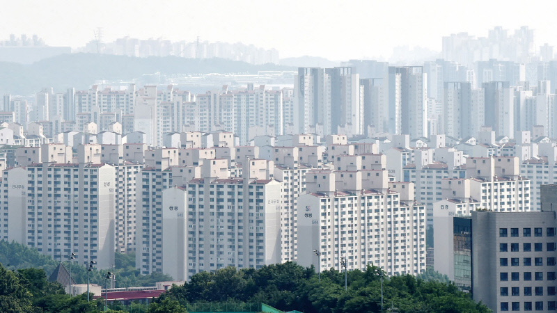 서울 아파트 중위가격은 지난 1월 이후 9억원대를 유지하고 있다.[사진=뉴시스]
