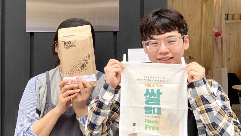 더블사이클팀은 동네 카페를 상대로 쌀 빨대 사용 업무 협약을 맺었다.[사진=더블사이클 제공]