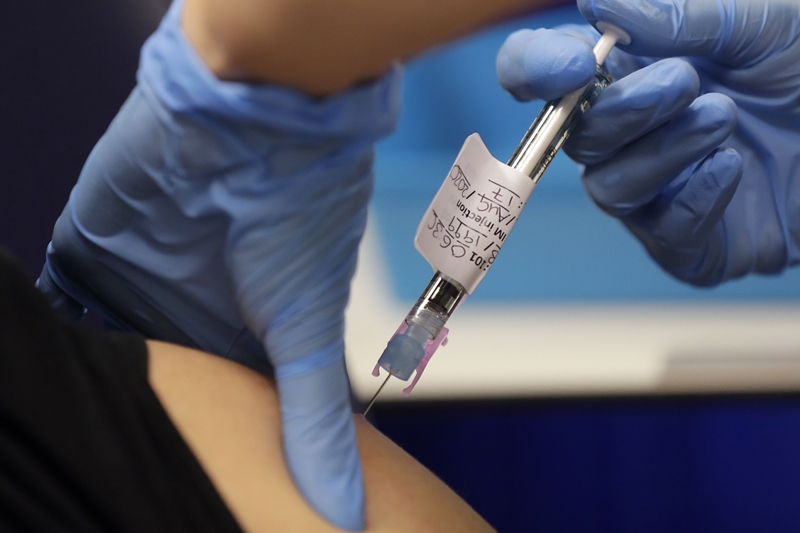 영국 옥스퍼드대와 글로벌 제약사 아스트라제네카가 개발 중인 코로나19 백신이 내년 상반기 출시될 가능성이 높아졌다. [사진=뉴시스]