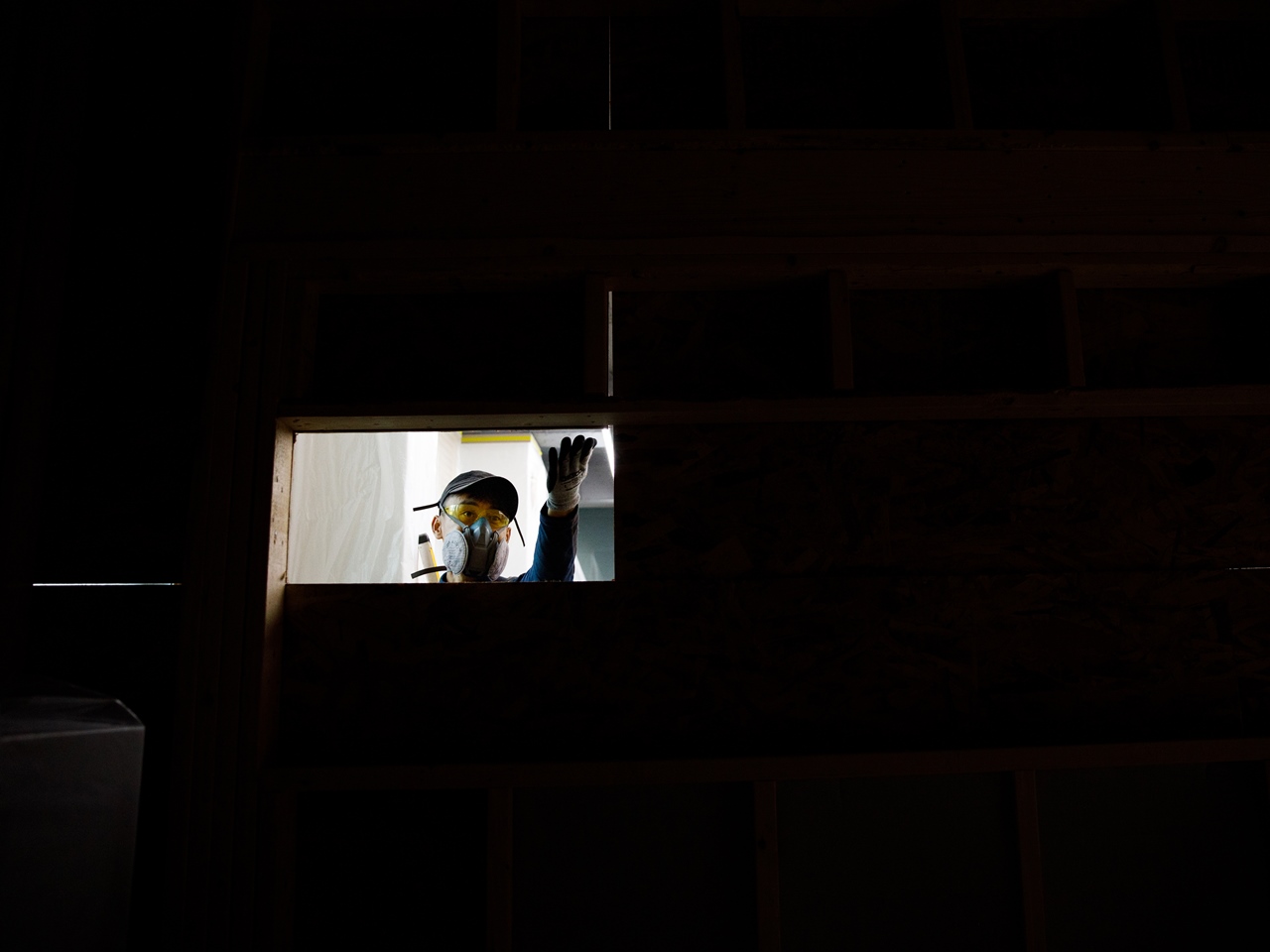 방음실을 공사하던 중 창문 낼 공간을 살피는 박 소장. 창문은 그가 목수의 길을 선택한 이유 중 하나다. [사진=오상민 작가]