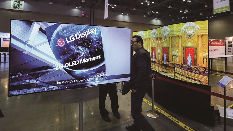 LG디스플레이는 2016년 세계 최초로 디스플레이 스피커 기술인 CSO를 개발했다.[사진=연합뉴스]