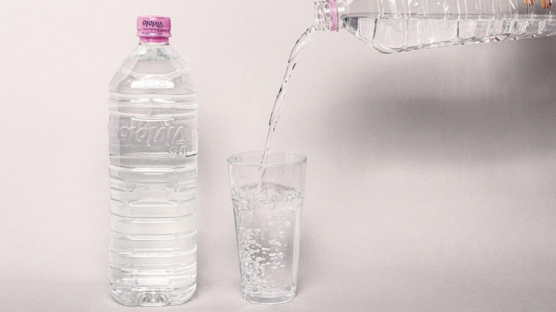 롯데칠성음료는 업계 최초로 '무라벨' 생수 '아이시스 8.0 ECO'를 선보였다.[사진=뉴시스]