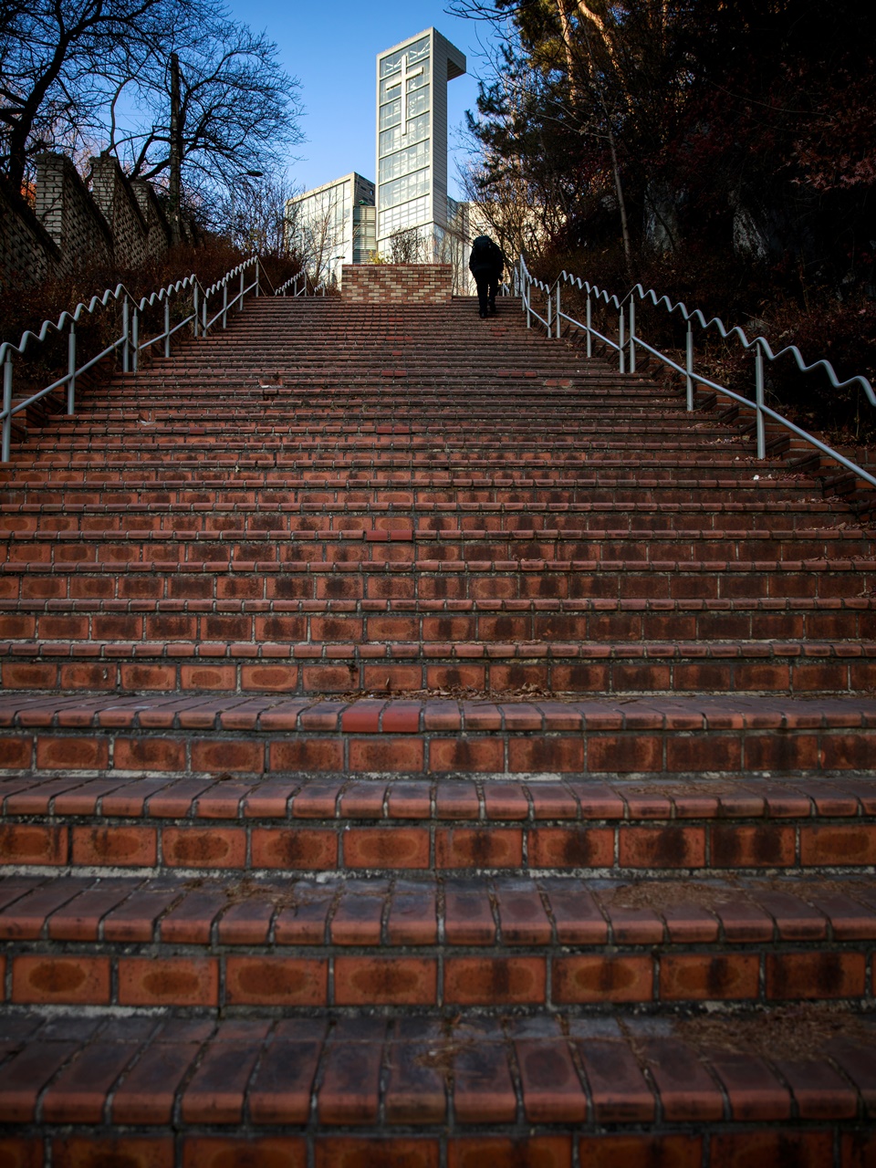 높고 가파른 계단. 동망봉 터널 위에 있는 일명 ‘천국의 계단’이다. 아파트 단지 사이에 껴 있는 이 계단이 골목길이었다는 사실을 아는 사람은 많지 않다. [사진=오상민 작가]