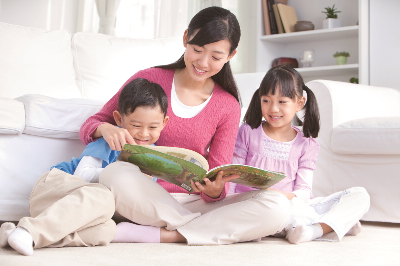 가족과 지내는 시간이 많아진 요즘, 함꼐 건강한 독서 습관을 길러보는 건 어땔까.[사진=게티이미지뱅크]