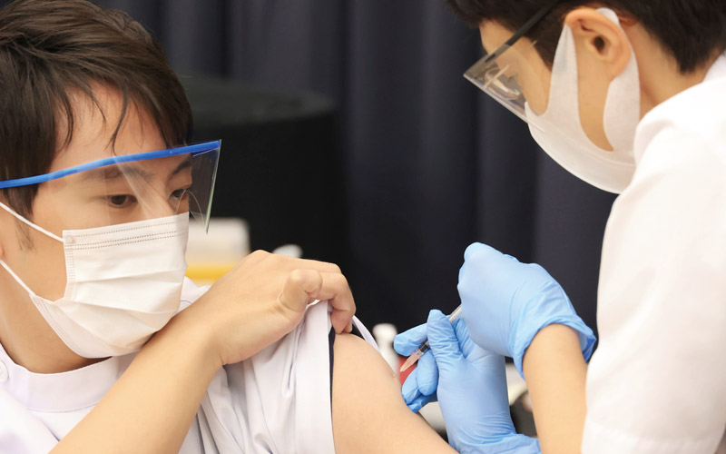 일본 정부가 ‘백신 휴가’ 도입을 검토하고 있다.[사진=뉴시스]
