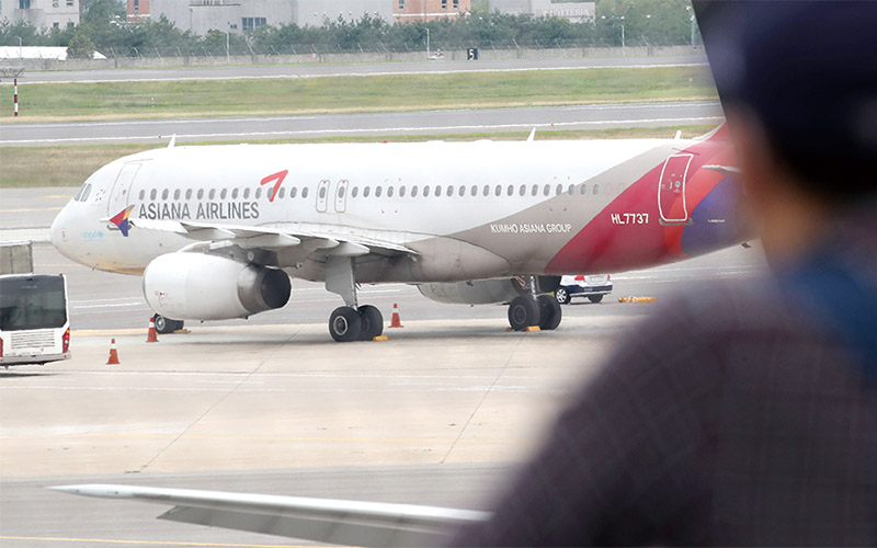 항공업계가 줄어든 승객을 붙잡기 위해 가격 경쟁을 펼치고 있지만, 아시아나항공은 배짱 영업을 한다는 비판을 받고 있다.[사진=뉴시스]
