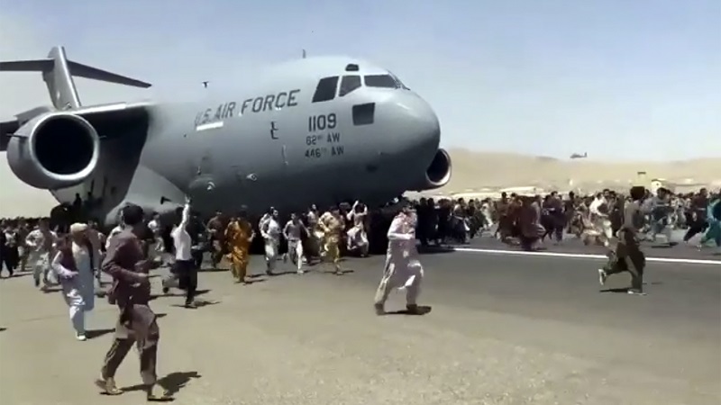 탈레반이 아프가니스탄을 점령하자 아프간을 떠나려는 시민들이 줄을 잇고 있다.[사진=연합뉴스] 