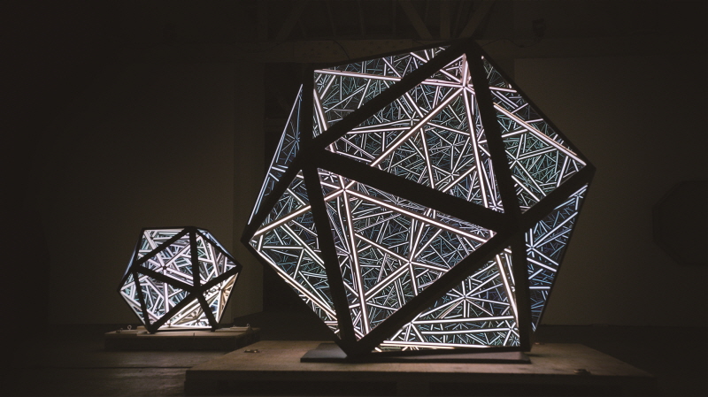 80 Icosahedron_Stainless Steel, Specialised Glass, LED Lights_203.2×203.2×203.2㎝