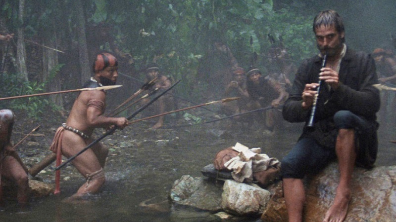 영화 속 과라나족은 오보에의 선율에 매료된다. [사진=더스쿠프 포토] 