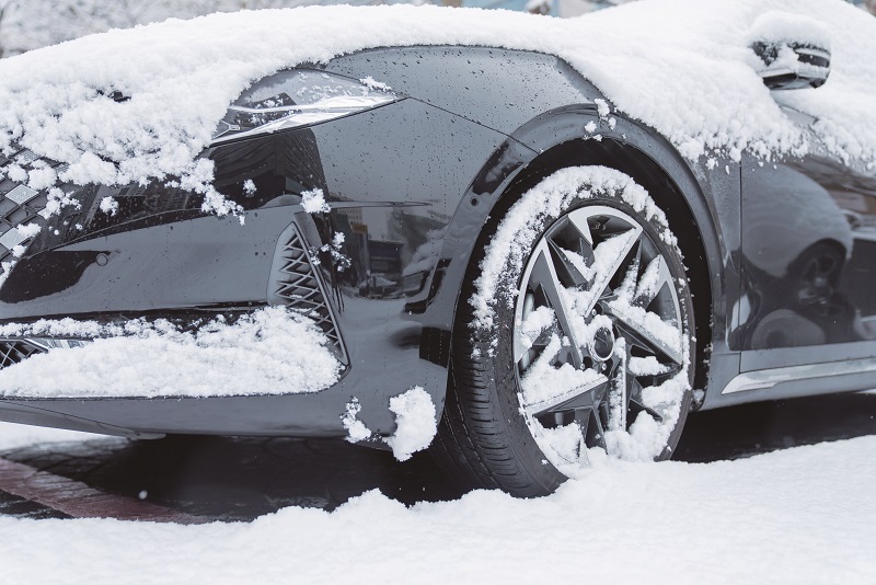 겨울철엔 타이어의 마찰력이 더 중요해진다. 낮은 온도에서도 탄성을 유지하는 겨울용 타이어를 써야 하는 이유다.[사진=게티이미지뱅크]