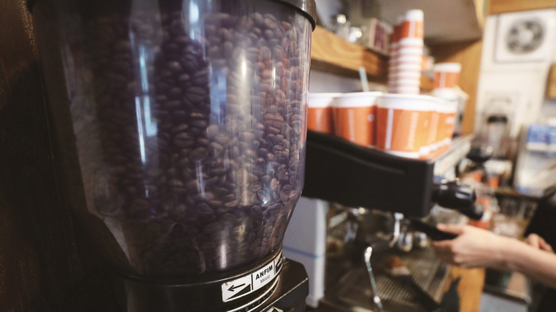 개인이 운영하는 독립형 커피전문점은 원재료 가격이 올라도 커피 가격을 인상하기가 쉽지 않다.[사진=뉴시스]